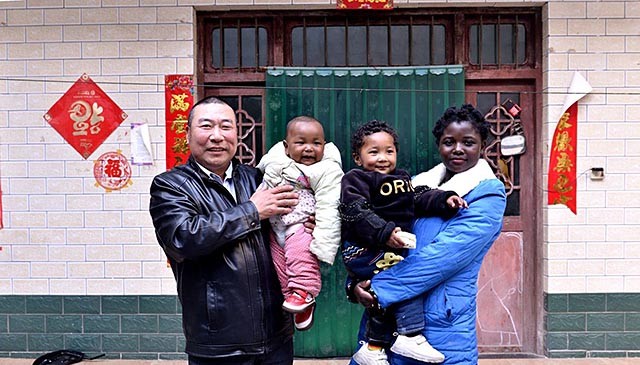 21岁非洲姑娘远嫁河南农民，公婆很满意，如今和儿子一起上幼儿园
