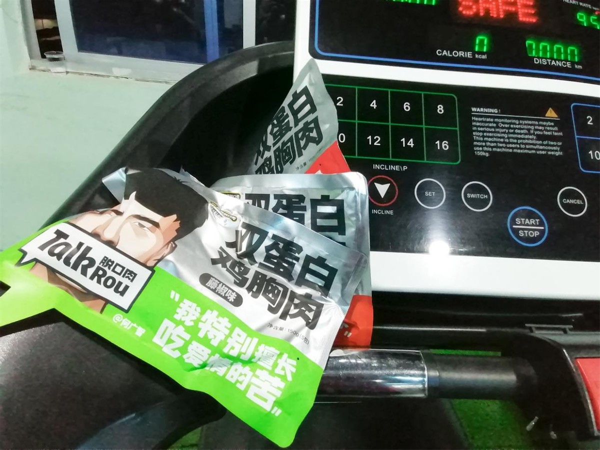 大口吃肉，也有八块腹肌，健身教练都这么吃