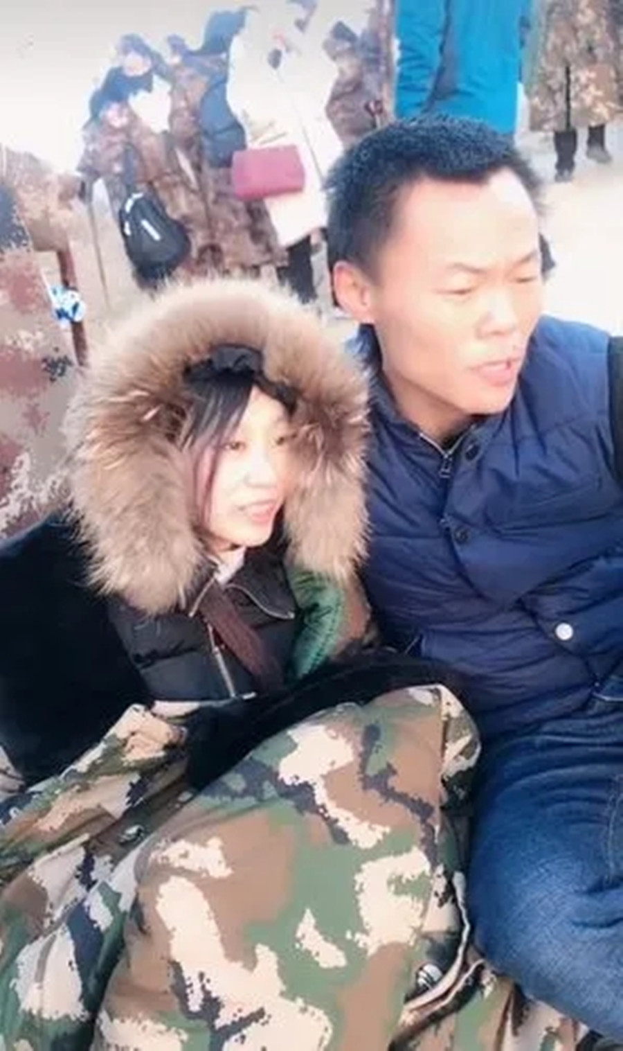 2008年，山东女孩翻墙私奔成瘫痪，小伙照顾14年，四次背她上泰山