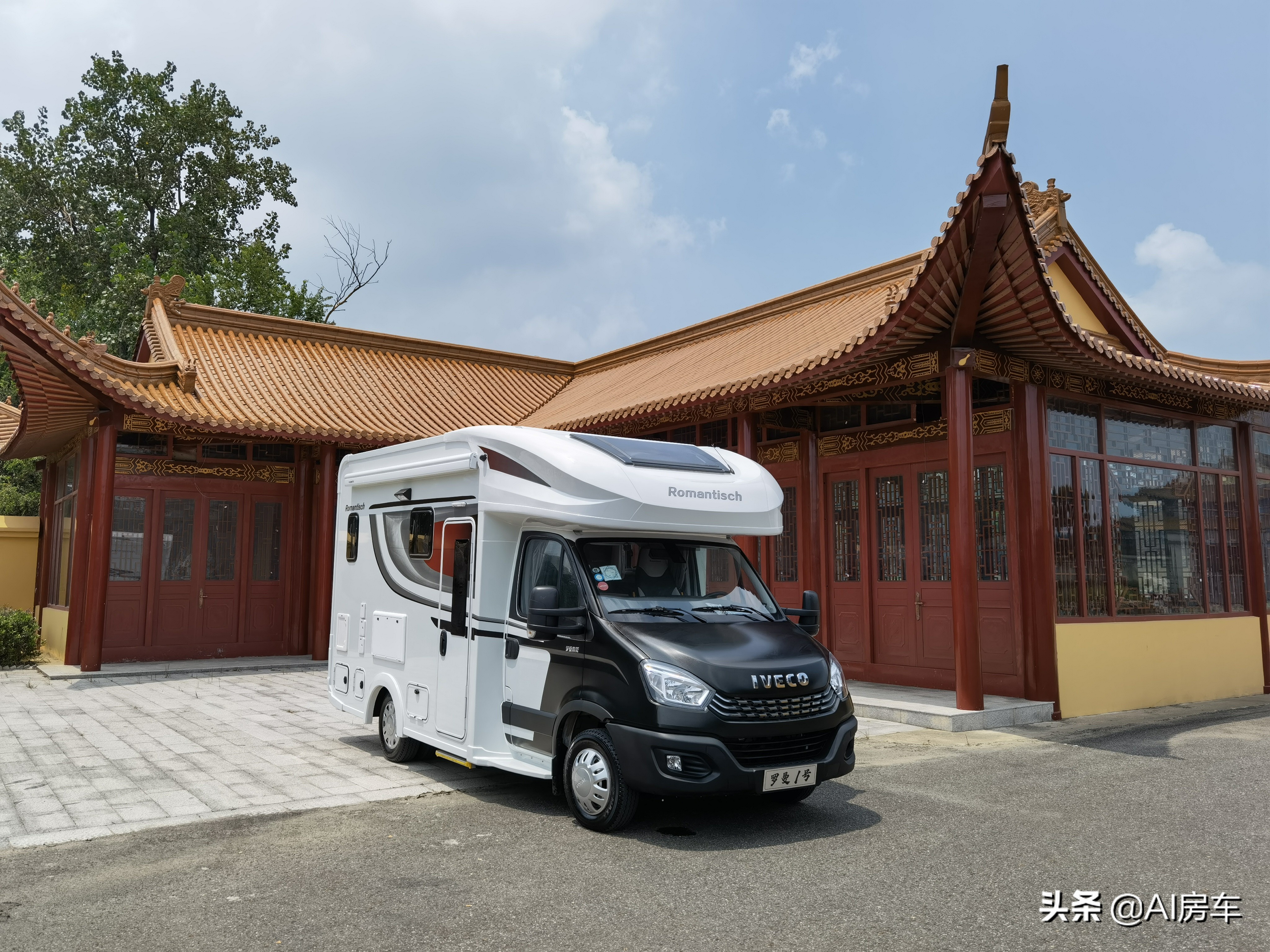 颜值性能都一流,还带两种布局,不愁水电,实拍国产罗曼特斯房车