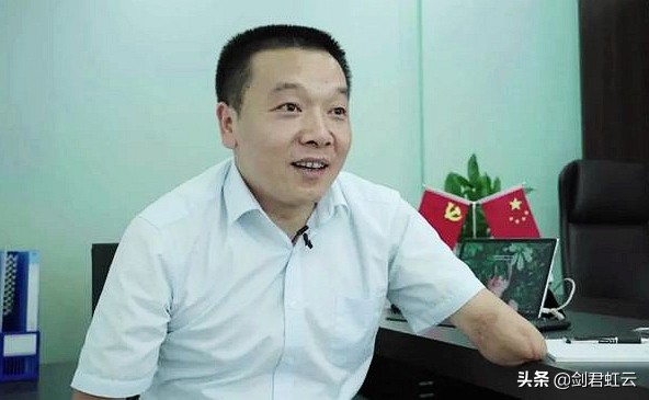 没有双臂怎么写字打字？怎么获取本科文凭？怎么创办律师事务所？