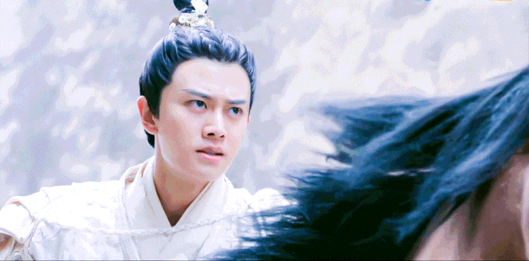 吃空气、假开车、骑假马、戴假肩胛骨，内娱明星拍戏有啥是真的？