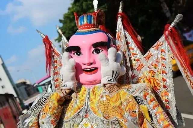 魔幻台湾:在妈祖庙前看钢管舞,在送葬队里看比基尼