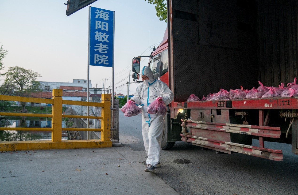 上海保供有一条“助老通道”，20天为2万老人送达生活物资