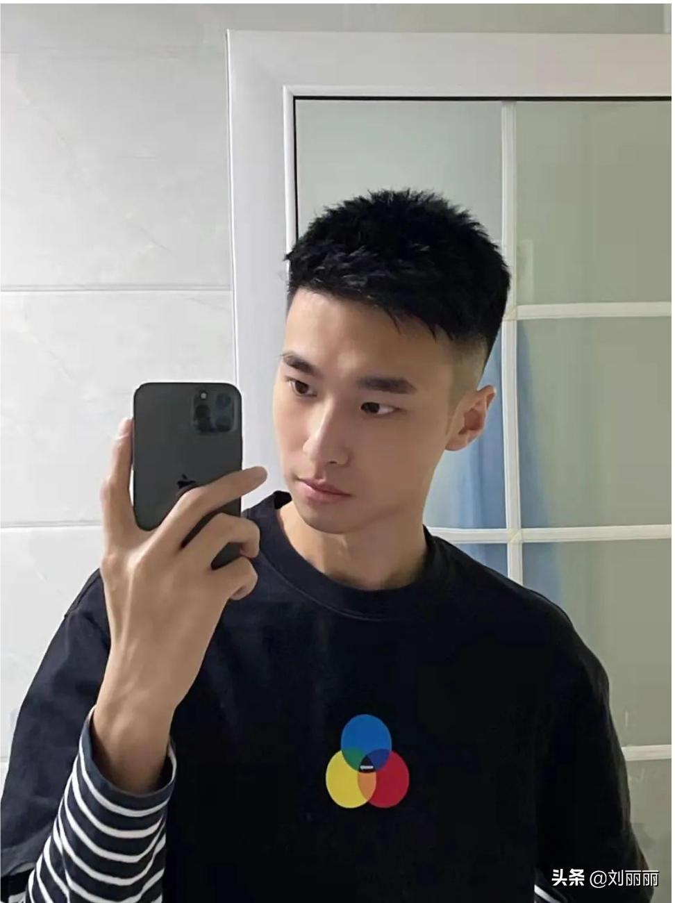 今夏最火男士发型有哪些?寸头分头精神时尚,潮流染发很吸引眼球