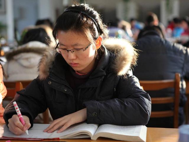 体制内和体制外，差距不只是“钱”，过来人告诉你别太“贪心”