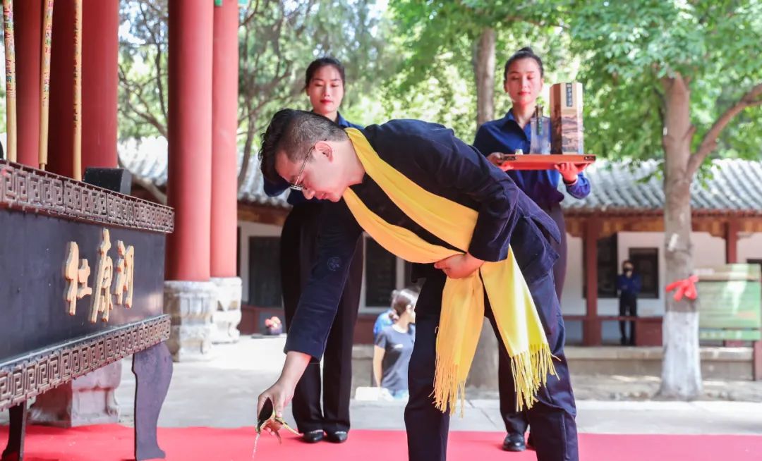 祭酒挥旗图片