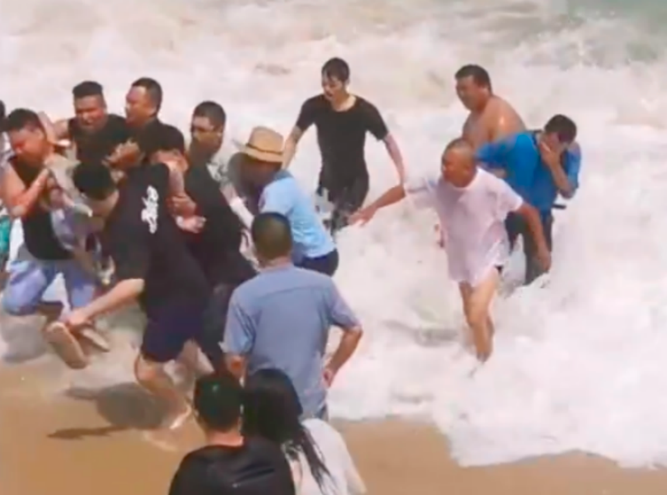 4岁女童被巨浪卷走男子跳海施救，救人者：没什么想法，就是作为一个父亲的本能