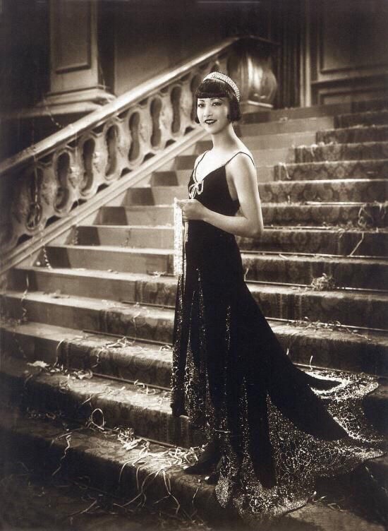 她容貌艳丽却终生未嫁，养活全家却被家人视为耻辱，悲哀的巨星