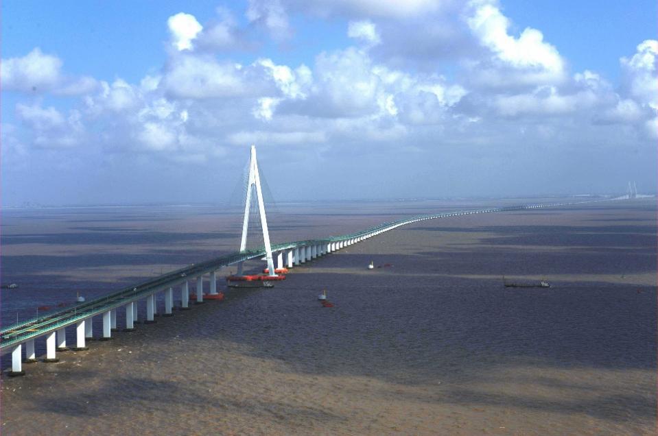 中国建造，杭州湾跨海大桥，全长约36千米，旅途中目睹海天一色