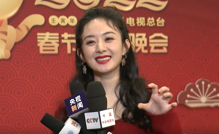 35歲趙麗穎露臉央視春晚，關掉美顏跟濾鏡，這狀態也太真實了吧