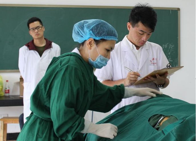 医学类专业就业前景排名，临床医学地位下降，护理学仅排第8