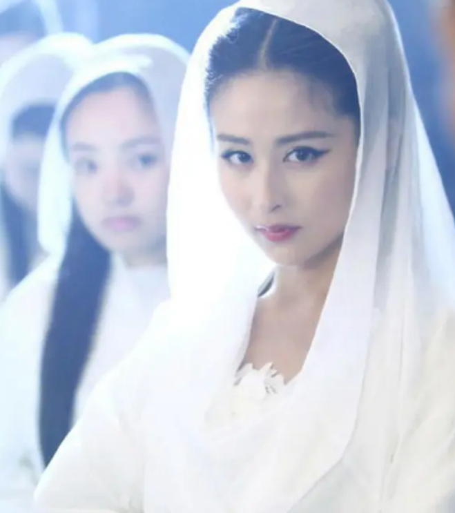 “娱乐圈大嘴巴”喜欢豪门的颖儿，为何选择爱的卑微的付辛博