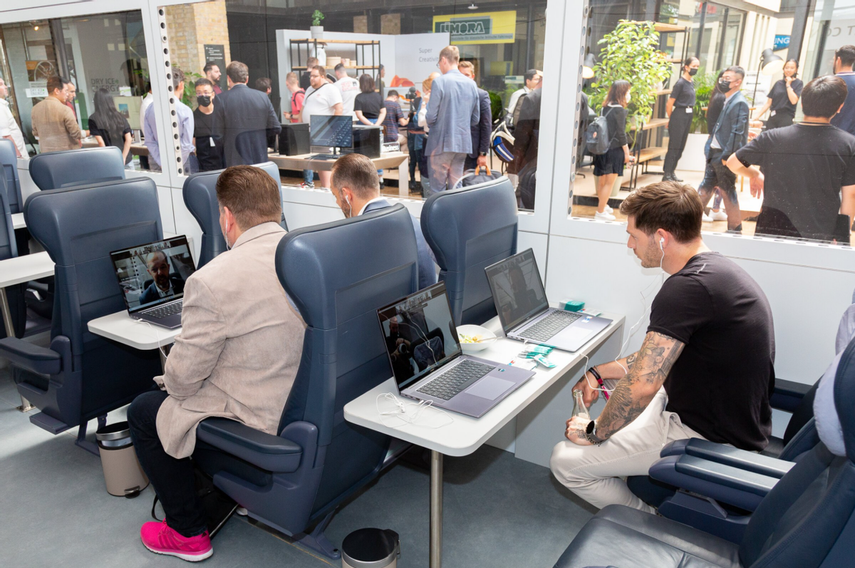 华为欧洲发布会超有创意！外媒争相报道MateBook 16s等PC新品