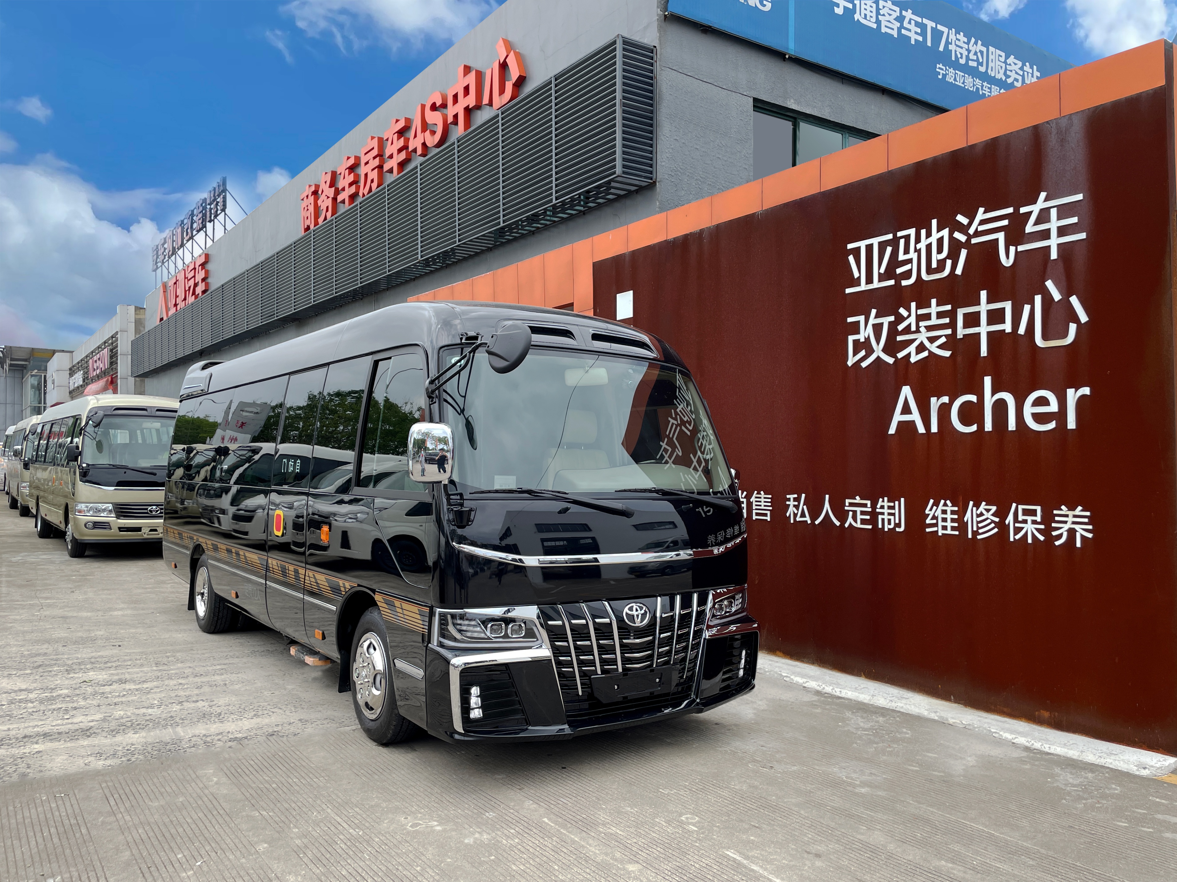 丰田考斯特黑金刚7座大型商务旅居车