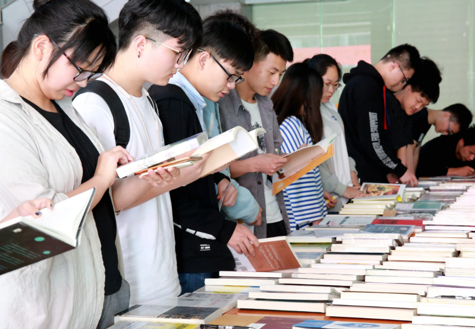 大学生迎来好消息，财会人的春天到来，毕业后获得企业的铁饭碗