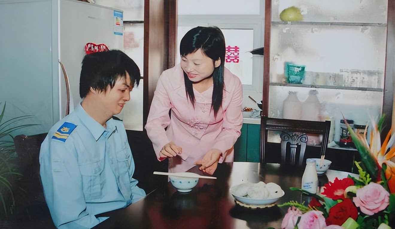 21岁战士救火毁容，女白领不顾反对嫁他，结婚时市长和首长都来了