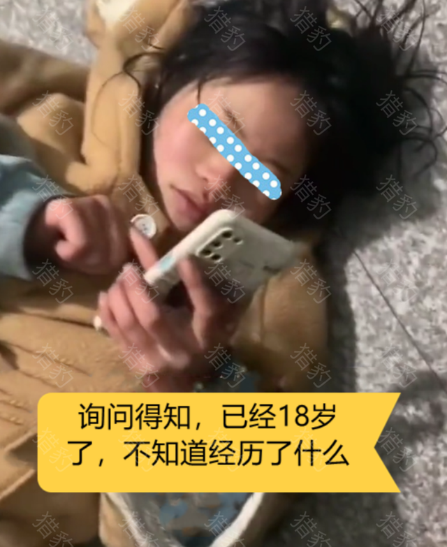 臭宝是什么意思(谁家臭宝？四川女孩和朋友喝酒醉倒在马路水沟，浑身脏土头发凌乱)