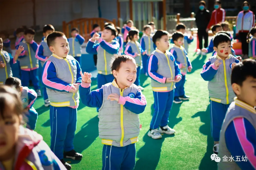 小学生足球队入场词(享运动•健体魄•悦童心—金水五幼教育集团“趣味运动周”纪实)