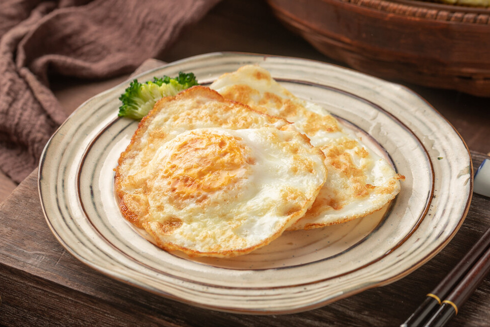 怎样煎鸡蛋又嫩又好吃(大厨教你2招荷包蛋外焦里嫩)-君心之家