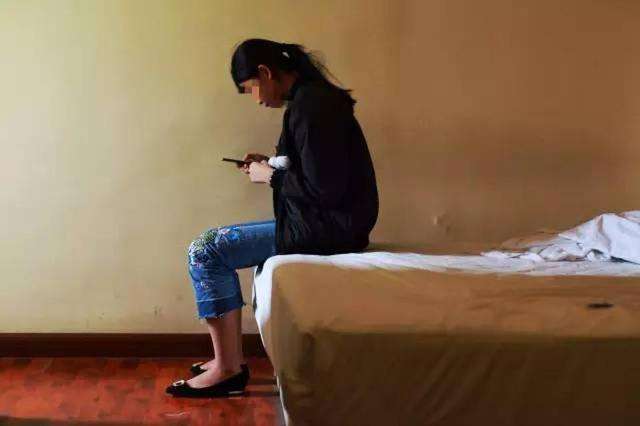 离婚后选择了有家室的男人，交友、穿着都被限制，现在后悔也晚了