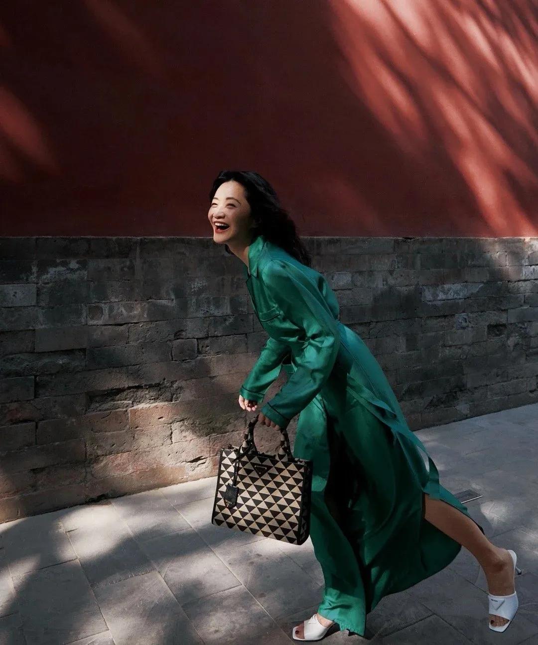 郭柯宇离婚后活成女王，手提几十万奢侈品包，脚踩上万名牌鞋