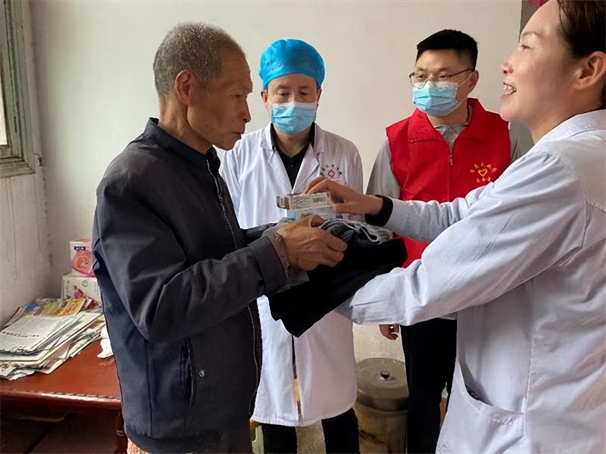 眉县：上门健康检查，赠送药品 打通特困人员就医“最后一公里”