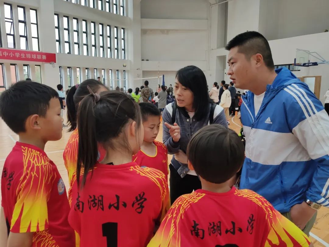 南湖小学荣获“天府共享杯”首届中小学生排球联赛小学乙组冠军