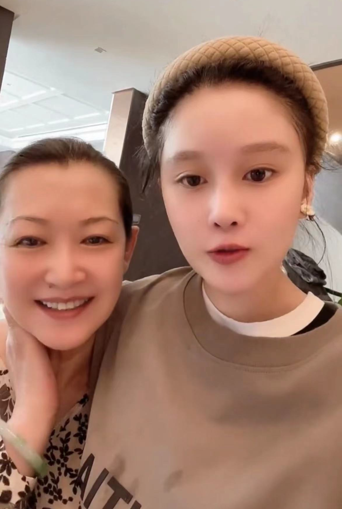 赵本山妻子马丽娟暴瘦30斤!戴大玉镯变化大,透露球球结婚进展慢