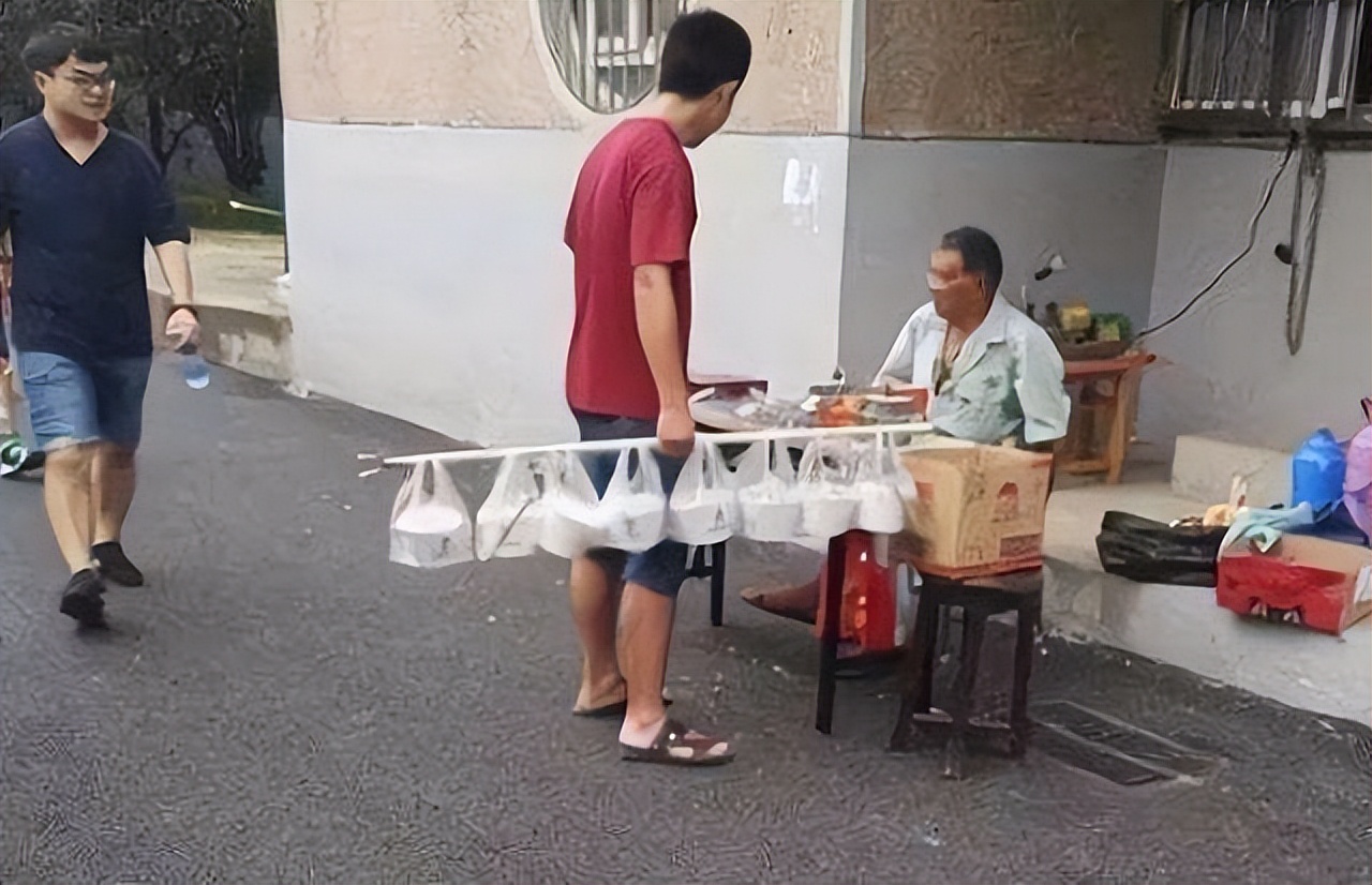 高校版孤勇者：男生暴雨中走“瀑布楼梯”为室友带饭，这交情不浅