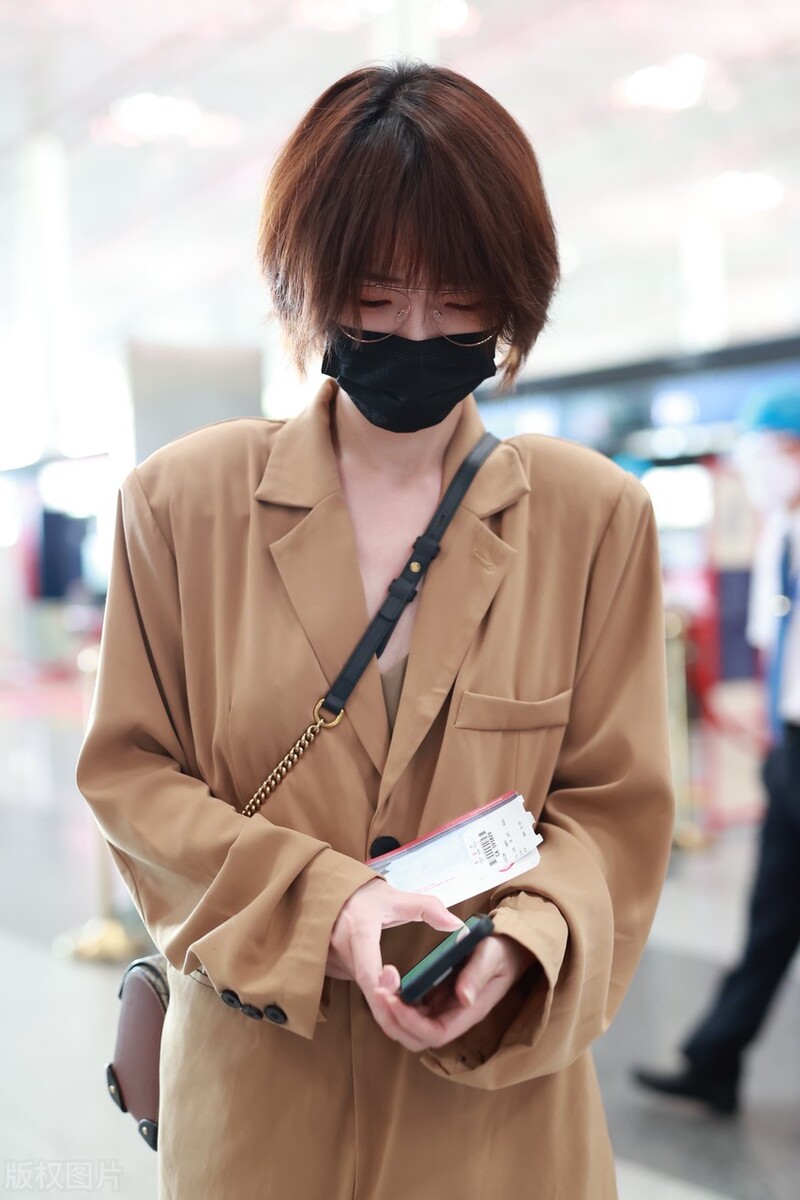 刘恋现身北京机场 笑容甜美眼神迷人