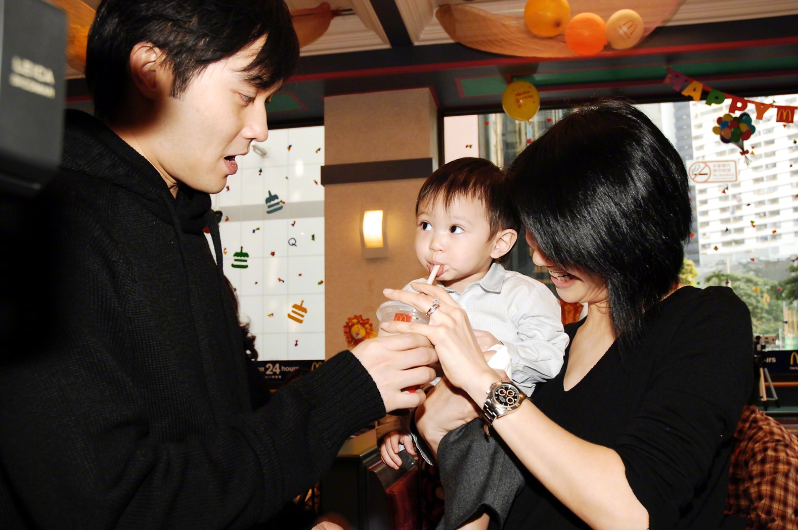 张智霖庆祝结婚21周年，将袁咏仪紧搂怀中，相爱超30年却未办婚礼