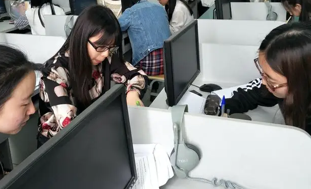 会计应届生“就业难”，初入职场工资只有2000多，如何摆脱困境？