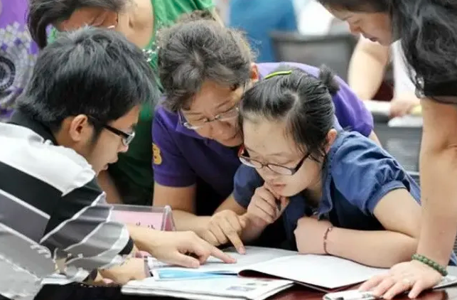 “近视眼”不能报考的5个专业，成绩再好也不行，考生要提前了解