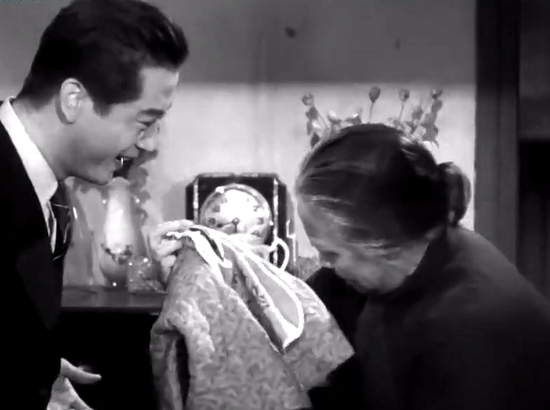 吴茵33岁确立“东方第一老太婆”的地位，终身未育，晚年写回忆录