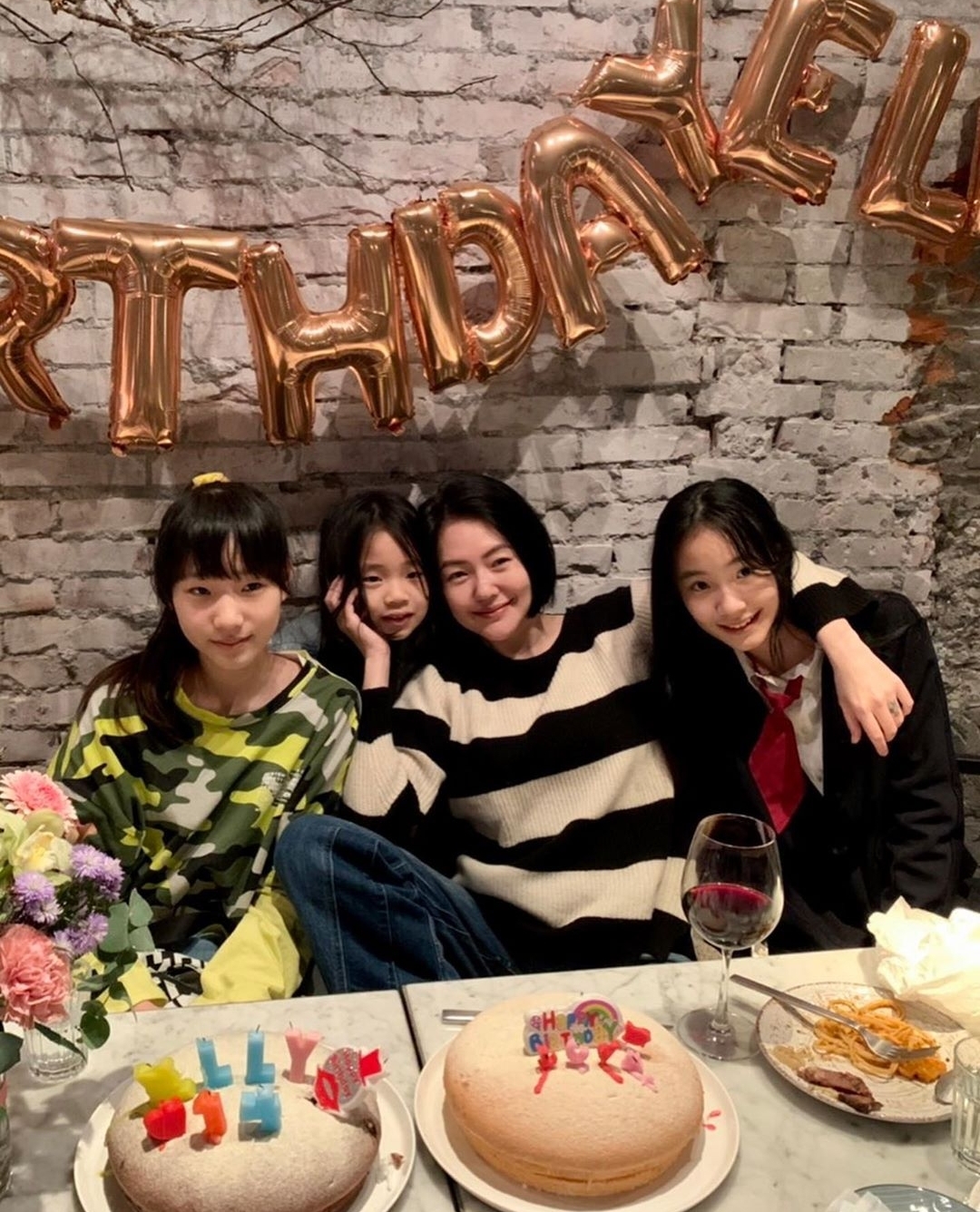 小s晒合影为16岁长女庆生，并自曝16岁时已谈过多次恋爱很得意