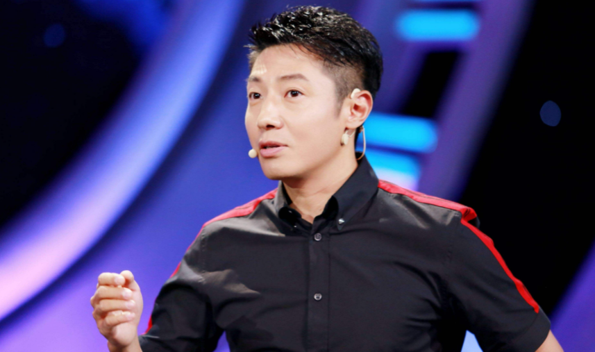 继王冰冰后，央视又有2位女记者“美出圈”了，集美貌知性于一身