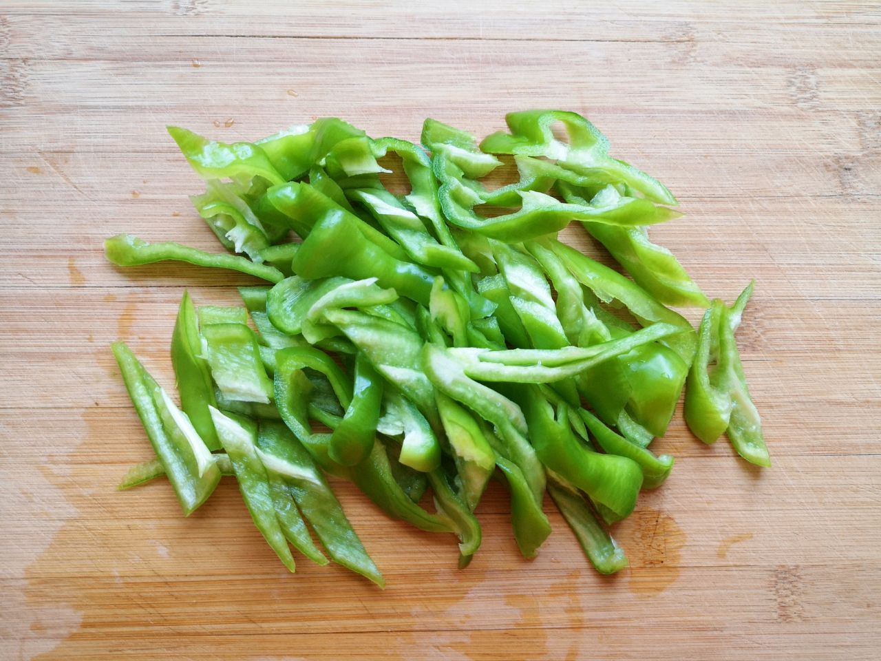 青椒腐竹这样炒，给肉都不换，10分钟就上桌，家人抢着吃