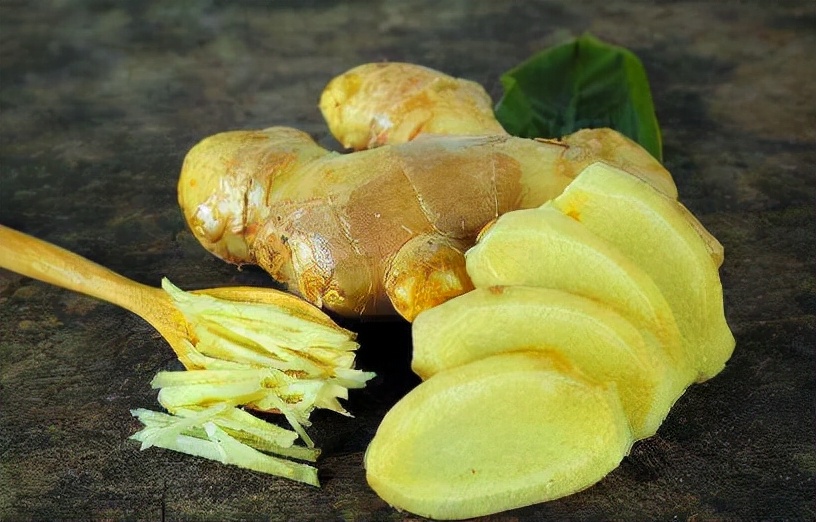 睡前用“生姜敷肚脐”，坚持一段时间，或会收获3大好处