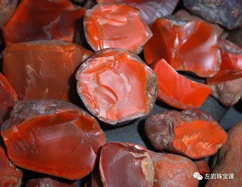 左岩：细腻凝润，红润透亮！看，南红玛瑙的前世今生