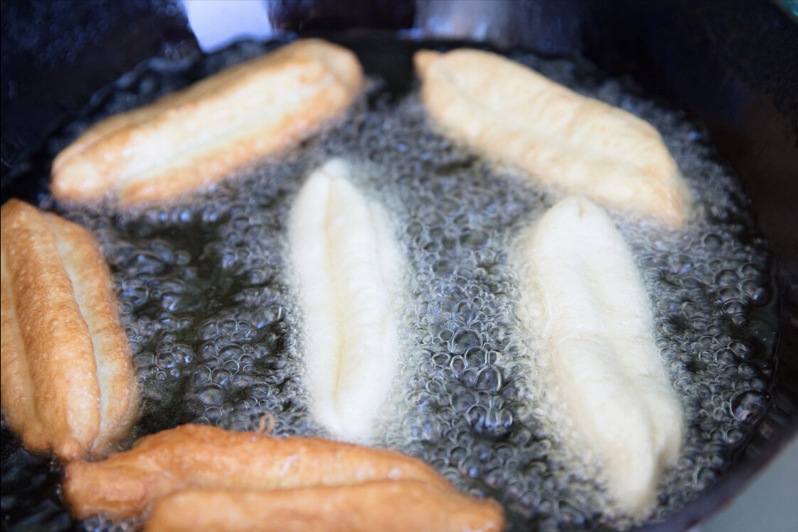 炸油条不用明矾，只需多放2味料，蓬松香酥脆，端上桌孩子抢着吃