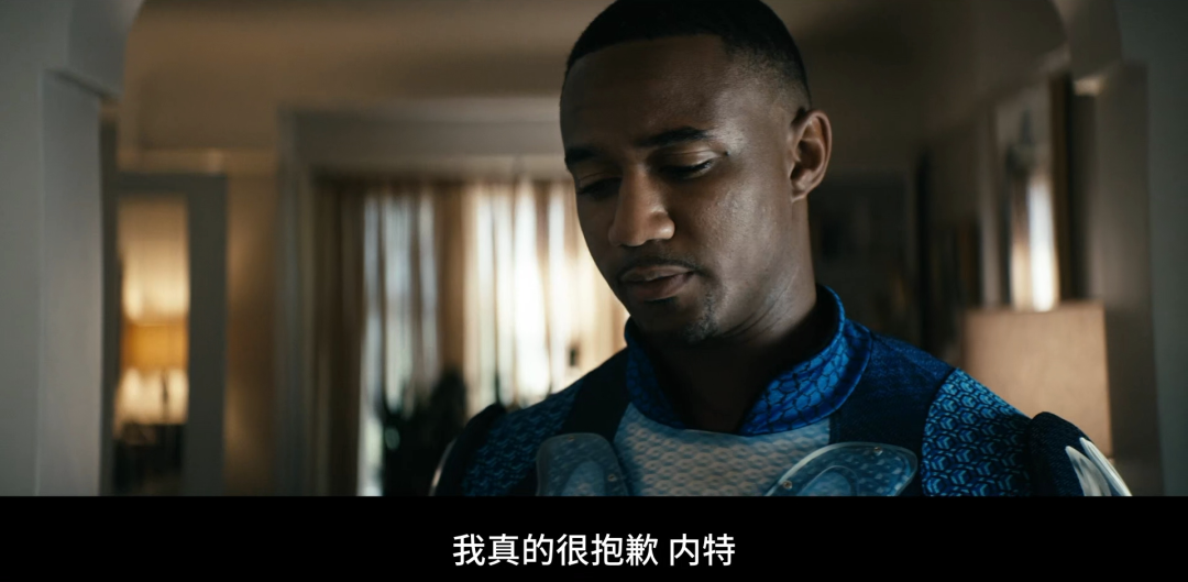 《黑袍纠察队》里有个傻孩子去道歉，专挑没用的说