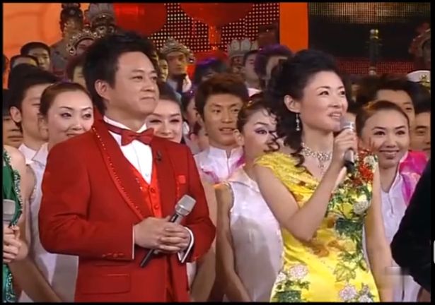 主持人抢话、演员笑场，这8届央视春晚的失误，堪称“灾难现场”