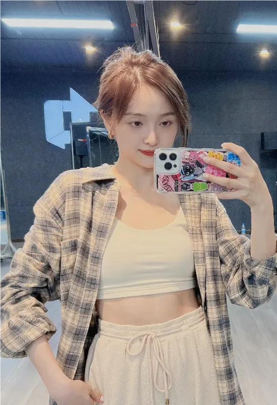 7月第一天，吴宣仪美照来袭，以此告别六月