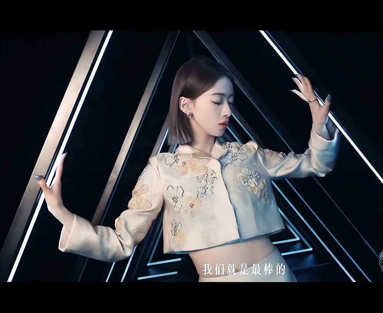 《浪姐3》未来感视频 王心凌发型减龄阿娇长裙绰约