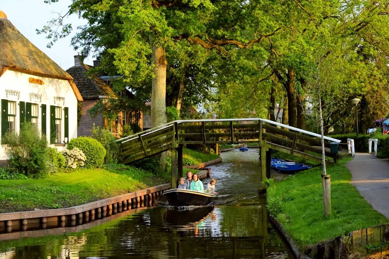The Truth About Visiting Giethoorn