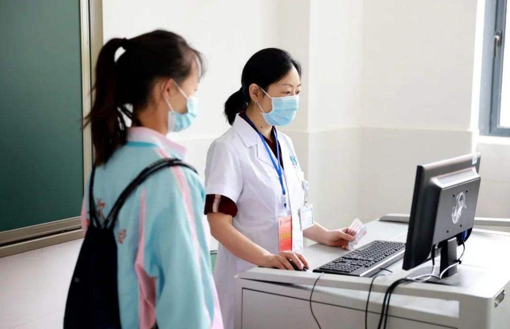 高考体检需要“全部脱光”？现场一片混乱，把医生都给逗笑了