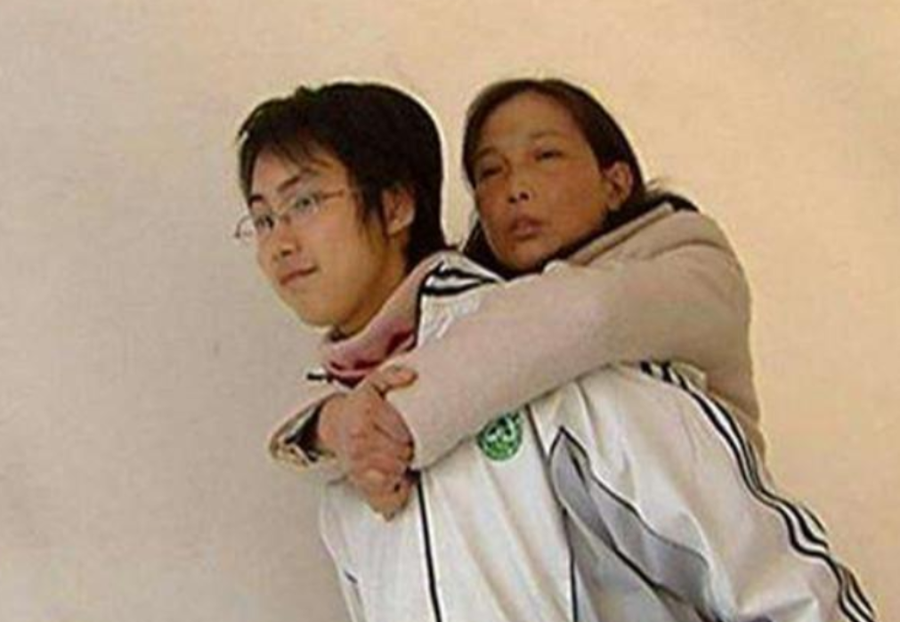 2005年“背母上学”的男孩，29岁时变性为刘婷，当选国际选美女郎