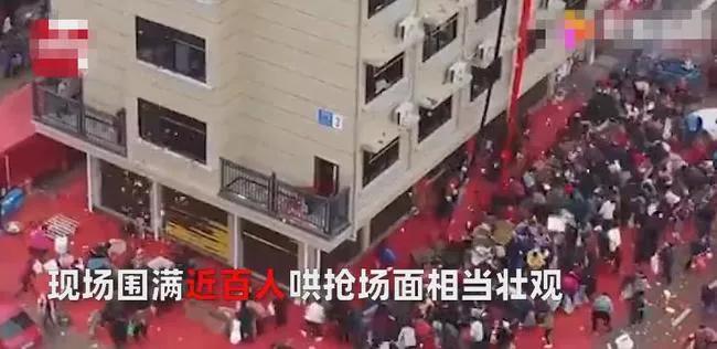 富裕浙江人特有的乔迁答谢礼仪，就是高空抛撒丰厚的礼包