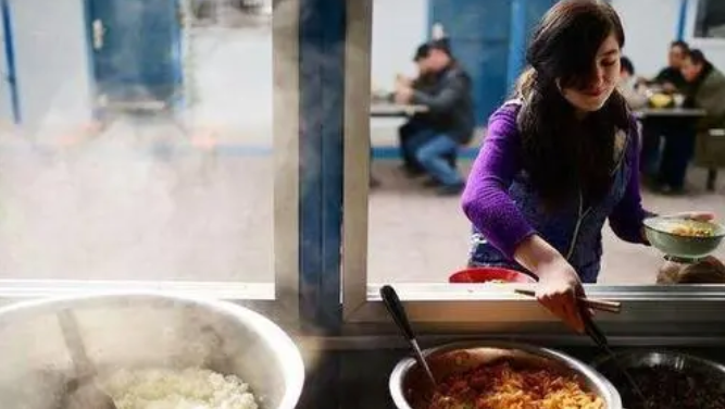 24岁外国女大学生倒追45岁农民工，今已成婚生子，计划在成都买房